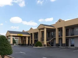 Super 8 by Wyndham Clarksville Northeast