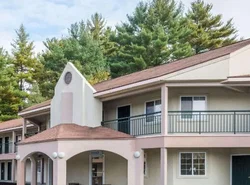 Howard Johnson by Wyndham Lenox