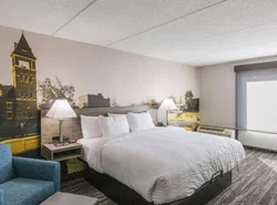 Clarion Pointe Near University