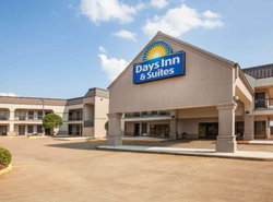 Days Inn & Suites by Wyndham Tyler