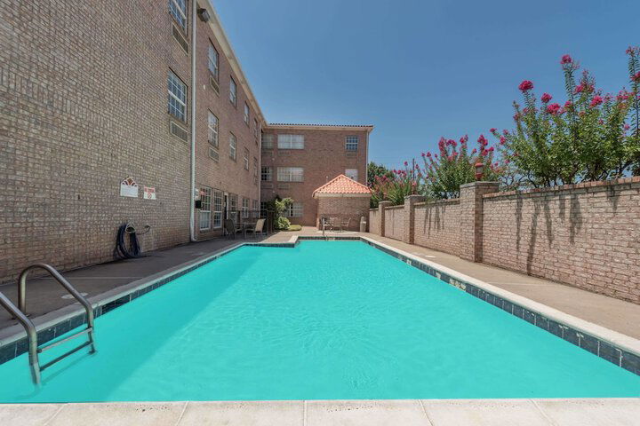 Mainstay Suites Addison - thumb 4