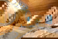 Snowline Cabin 33 - A Stunning Family Log Home With a Hot Tub and Wifi