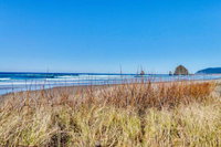 Cozy Cannon Beach Condo