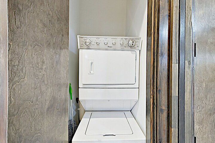 New Listing! Luxe Lake Travis Studio W / Pool 1 Bedroom Cabin - thumb 7