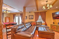 Spacious Beech Mountain Log Cabin w / Private Patio