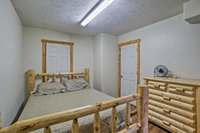 Huge Log Cabin w / Deck 5 Mins to Table Rock Lake