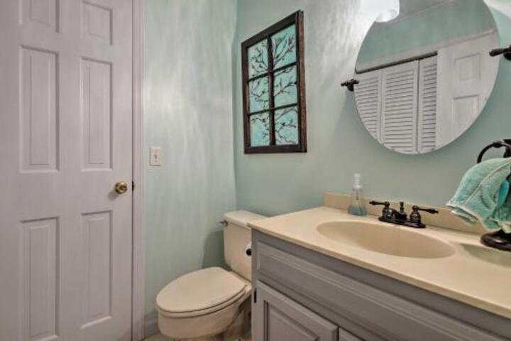 East Marion Home Walk To Beach 3 Mi To Greenport! - thumb 1