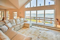 Luxurious Oceanfront Flanders Bay Home w / Kayaks