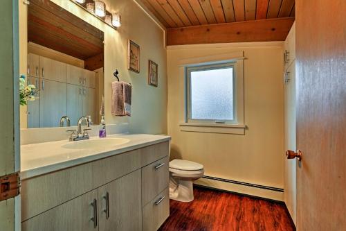 Waterfront Home W / Deck 5 Mins To Downtown Juneau! - thumb 3