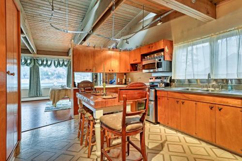 Waterfront Home W / Deck 5 Mins To Downtown Juneau! - thumb 0