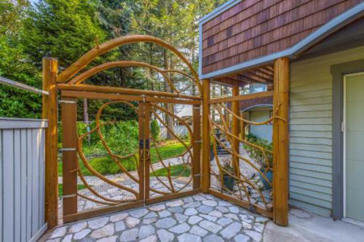 Custom Guemes Home W / Spectacular Water Views! - thumb 0