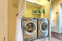 Waterfront Lake Travis Luxury Home w / Large Deck