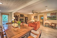 Land Harbors Lake Home w / Outdoor Fireplace