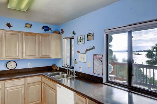 2BR Cedar Key Duplex House W / Dock & Ocean Views - thumb 1