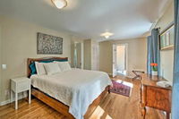 Home on Phinney Bay w / Mtn Views  Furnished Patio