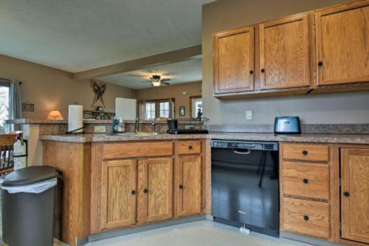 Tannersville Home W / Deck View 1 Mile To Camelback - thumb 2