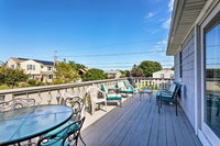 Sunny Narragansett House w / Deck 1.5 Mi to Beach