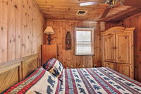 Cozy Lakefront Escape w / Fishing Pier  Boat Dock