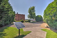 Private Solar Hill Apartment in Downtown Bristol