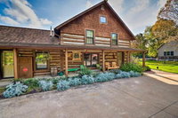 Spacious Log Cabin on the Wolf River w / Hot Tub