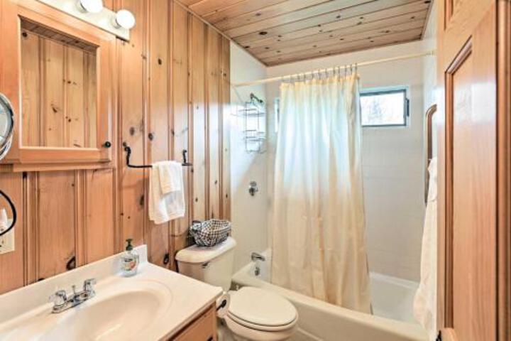 Rustic Rangeley Cabin On Lake W / Porch & Mtn Views! - thumb 0