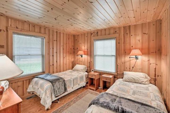 Rustic Rangeley Cabin On Lake W / Porch & Mtn Views! - thumb 1