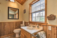 Riverfront Newland Home w / Pool  Golf Club Access