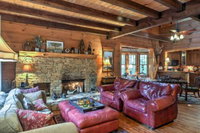 TimberWood Lodge Cabin w / Hot Tub Game Room