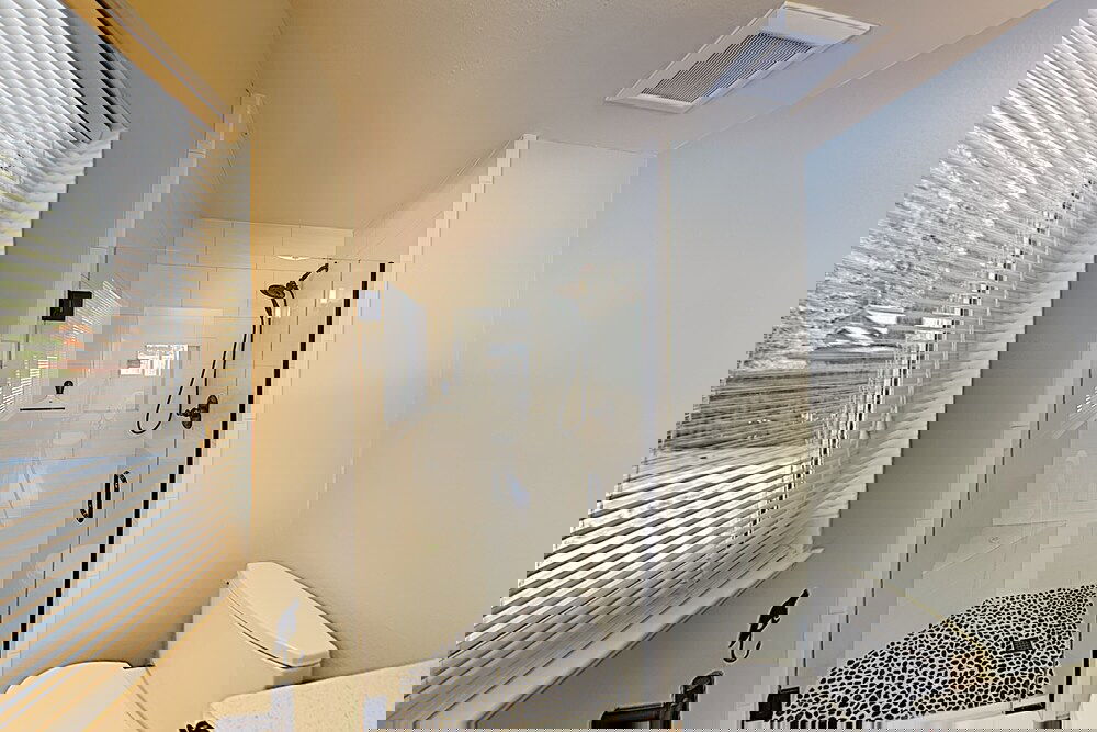 All Season Getaway Serene Backyard W / Hot Tub! 5 Bedroom Home - thumb 4