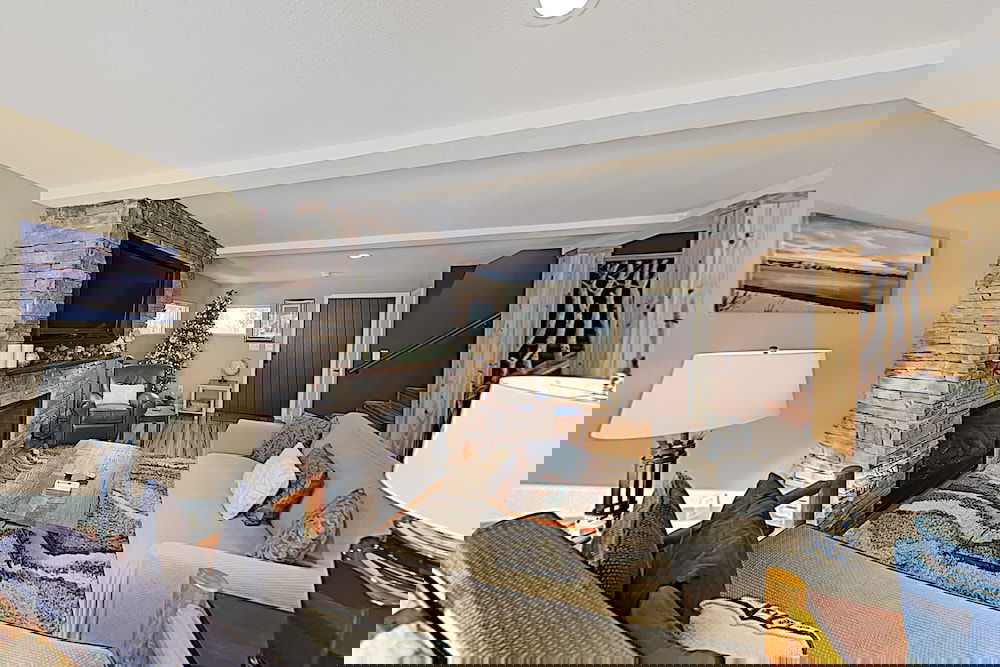 All Season Getaway Serene Backyard W / Hot Tub! 5 Bedroom Home - thumb 3