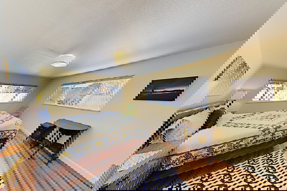 All Season Getaway Serene Backyard W / Hot Tub! 5 Bedroom Home - thumb 1