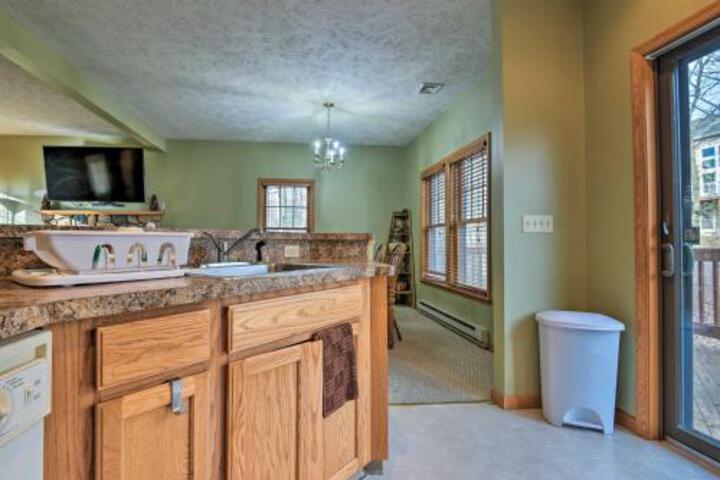 Camelback Mtn Ski Home W / Deck Near Waterpark! - thumb 0