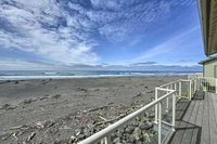 Oceanfront Gold Beach Home w / Hot Tub  Deck