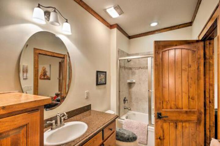 Spacious Sapphire Home With 2 Decks & Mtn Views - thumb 6