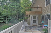 Fairview Apartment w / Deck 9.5 Mi to Asheville