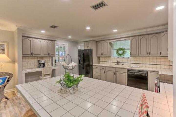 Updated Home Less Than 1 Mile To Old Town Bluffton! - thumb 0