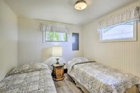 Lake Ontario Waterfront Cottage w / DeckGrill