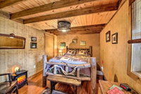 NEW The Bovard Lodge Rustic Cabin Near Ohio River
