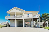 New Listing Family friendly Gem Walk To Beach 2 Bedroom Home