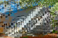 Casa Damp 134 Elizabeth Way by Long  Foster