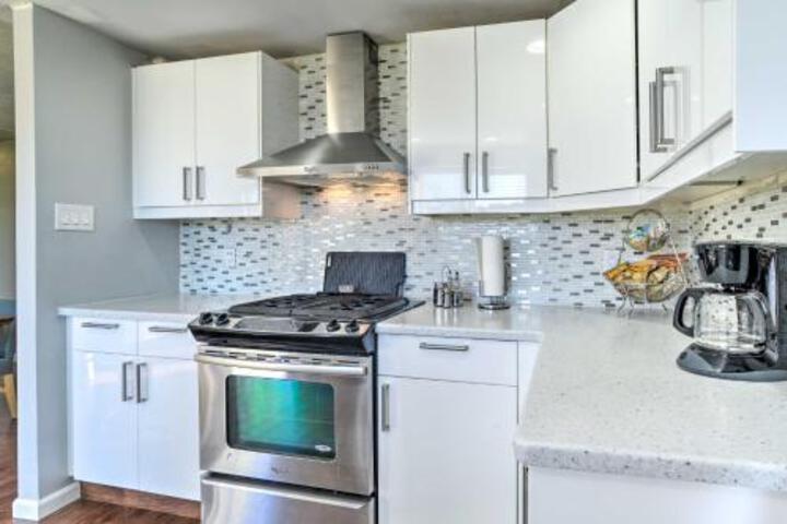 Vibrant ABQ Adobe Den With Patio Walk To Park! - thumb 1