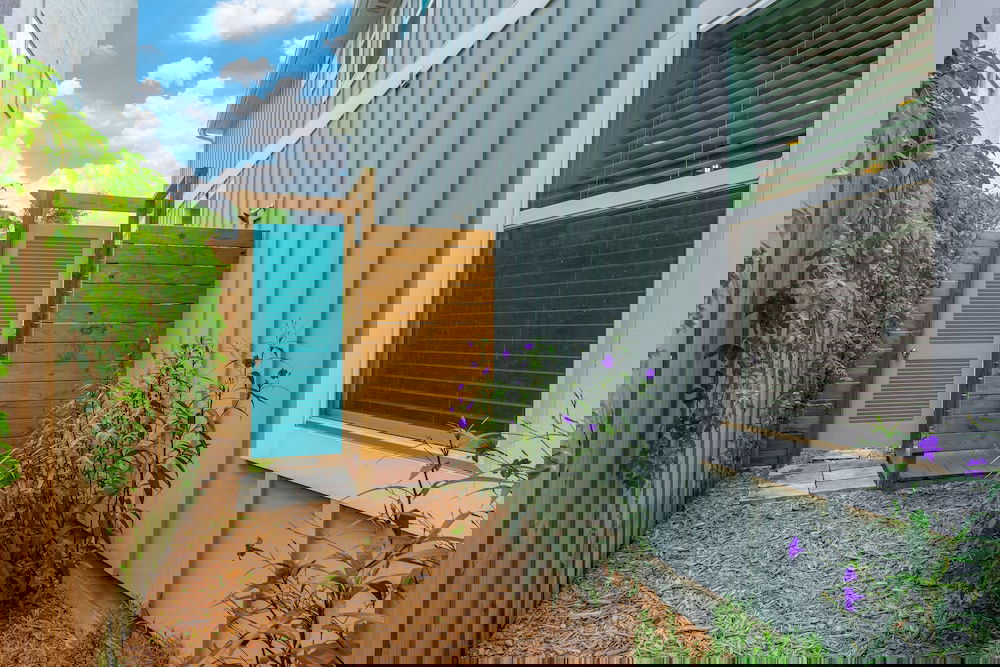 Sun-splashed Luxe Townhome - Walk To The Sand - thumb 2