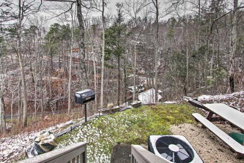 Homey Hillside Gatlinburg Retreat W / Hot Tub! - thumb 6