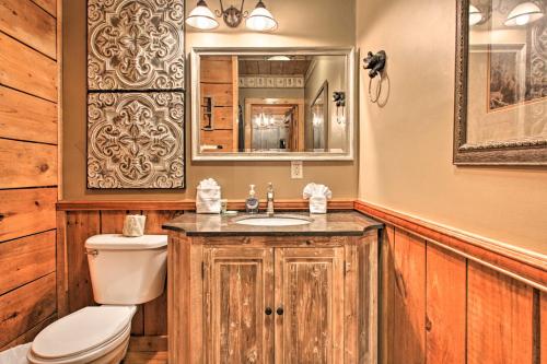 Homey Hillside Gatlinburg Retreat W / Hot Tub! - thumb 1