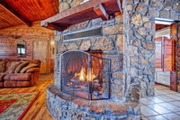 Peaceful Hidden Oaks Real Log Home Walk to Lake