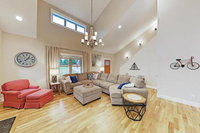 New Listing Roomy Retreat w / Deck Near Creamery home