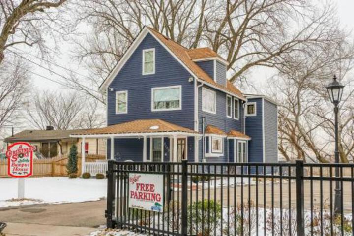 Rustic 1BR Apt In Downtown - thumb 1