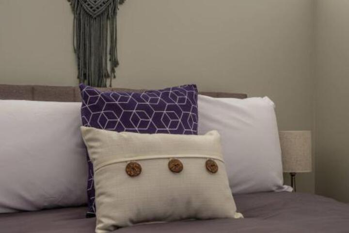 Rustic 1BR Apt In Downtown - thumb 2