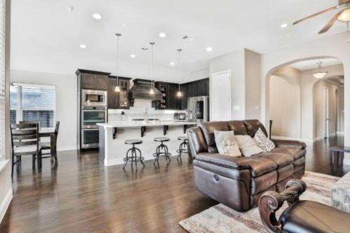 Frisco Star Retreat - thumb 2