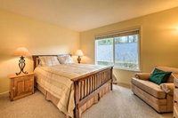 Pet Friendly Mtn Home with Deck 3 Mi to Hiking